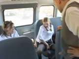 Estudantes trepando com o motorista do ônibus
