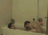 Casal fazendo sexo na banheira